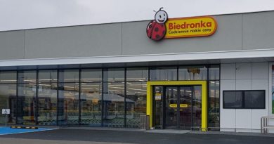 pracownicy Biedronka bez maseczek