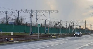 dziewczynka chciała rzucić się pod pociąg