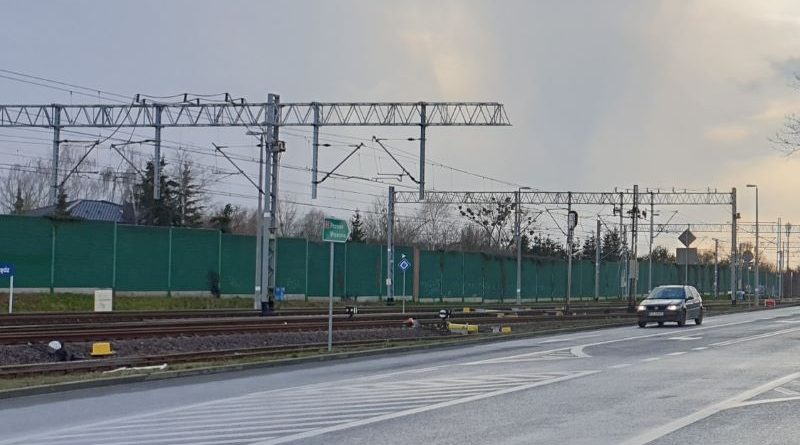 dziewczynka chciała rzucić się pod pociąg
