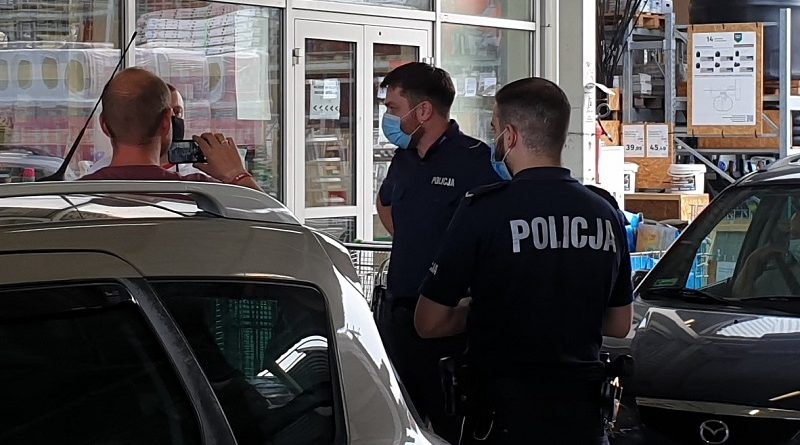 blokował wyjazd bo nie chciał zakryć twarzy