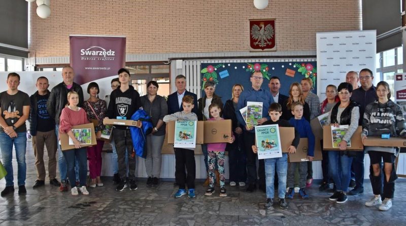 Uczniowie dostali laptopy