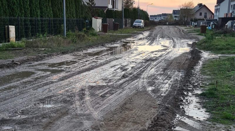 Mieszkańcy Rabowic brodzą w błocie