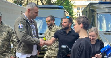 Wolontariusz z Zalasewa oddaje rękawicę z autografem Witalija Kliczko