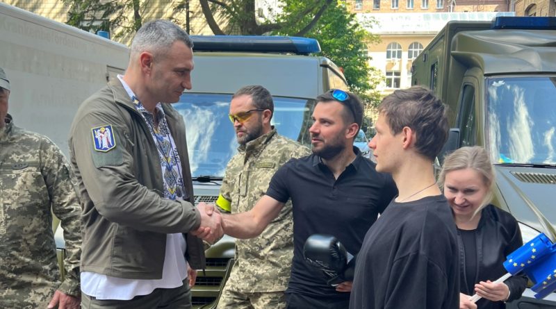 Wolontariusz z Zalasewa oddaje rękawicę