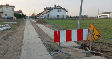 Trwa montaż płyt na Rolnej