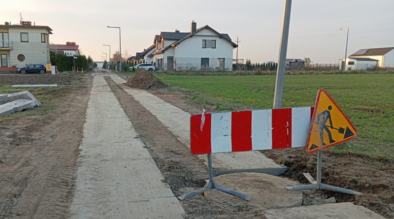 Trwa montaż płyt na Rolnej