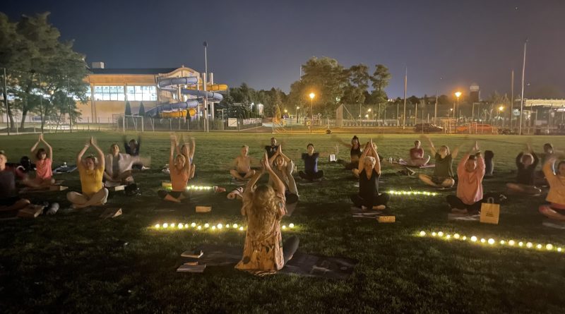 Joga szczęścia na trawie