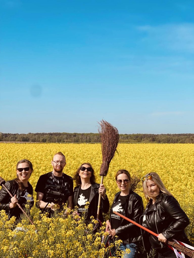 Bieg na miotłach z przeszkodami