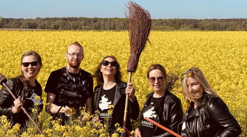 Bieg na miotłach z przeszkodami