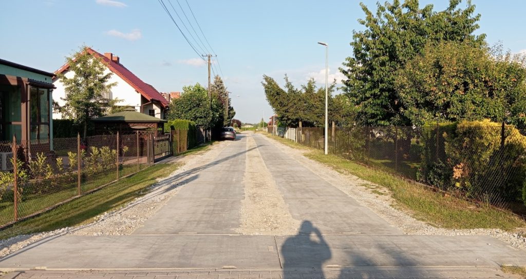 Płyty betonowe na ulicy Filtrowej