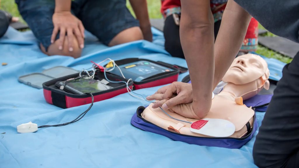 Jak korzystać z automatycznego defibrylatora zewnętrznego