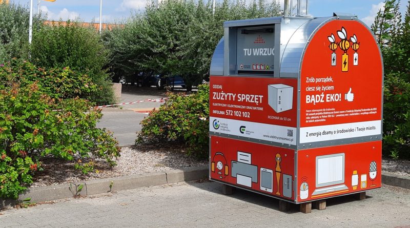 Czerwone pojemniki z pomocą