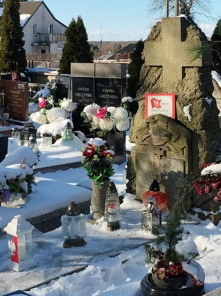 Swarzędzanie przy grobie powstańca