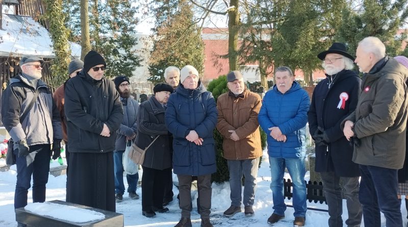 Swarzędzanie przy grobie powstańca