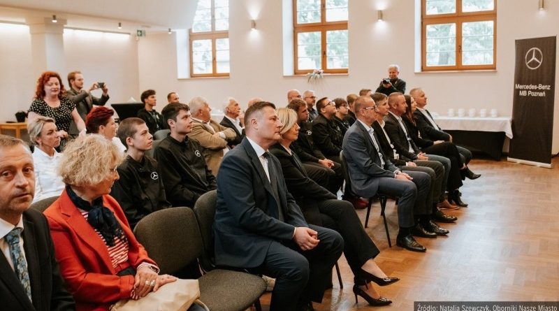 Uroczyste podpisanie umowy patronackiej pomiędzy MB Poznań a Zespołem Szkół im. Adama Mickiewicza w Objezierzu