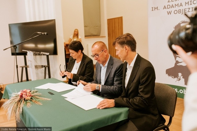 Uroczyste podpisanie umowy patronackiej pomiędzy MB Poznań a Zespołem Szkół im. Adama Mickiewicza w Objezierzu