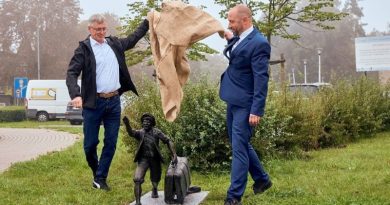 Siódma rzeźba w Swarzędzu z cyklu Swarzędzcy Stolarze odsłonięta