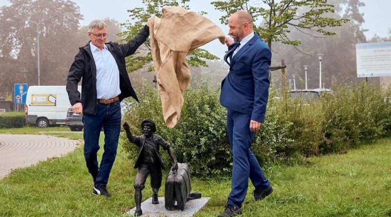 Siódma rzeźba w Swarzędzu z cyklu Swarzędzcy Stolarze odsłonięta