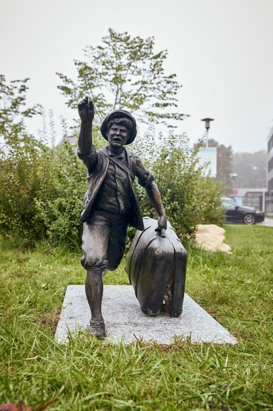 Siódma rzeźba w Swarzędzu z cyklu Swarzędzcy Stolarze odsłonięta