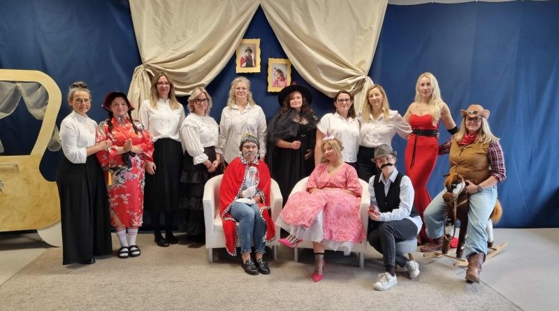 Nauczyciele z przedszkola w Wesołej Krainie na scenie – wyjątkowe przedstawienie z okazji Dnia Edukacji Narodowej