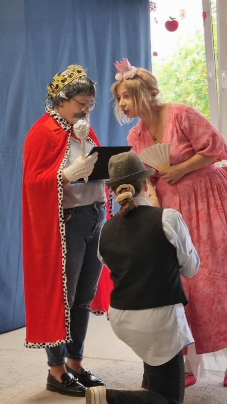 Nauczyciele z przedszkola w Wesołej Krainie na scenie – wyjątkowe przedstawienie z okazji Dnia Edukacji Narodowej