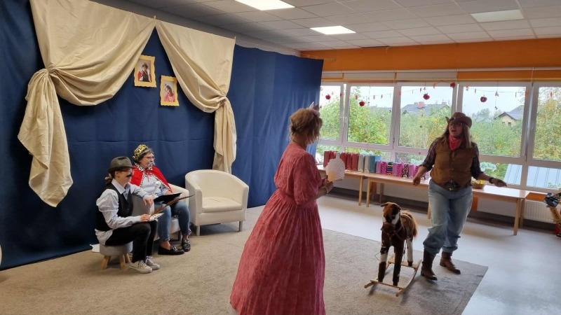 Nauczyciele z przedszkola w Wesołej Krainie na scenie – wyjątkowe przedstawienie z okazji Dnia Edukacji Narodowej