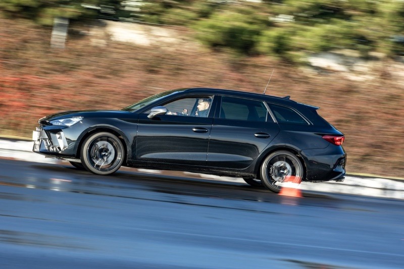 Dziewięć samochodów marki Cupra wzmocniło wielkopolską policję