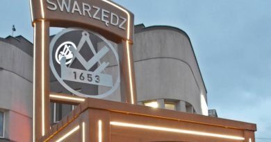 Odsłonięto nowe wielkie krzesło w Swarzędzu