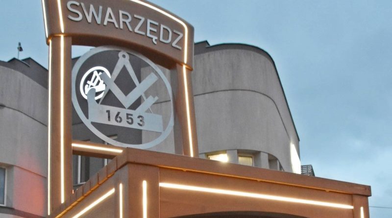 Odsłonięto nowe wielkie krzesło w Swarzędzu